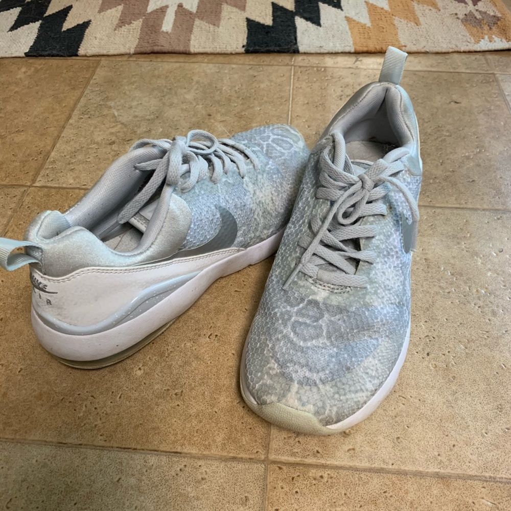 🛍 Nike Snakeskin Print Tennies!
